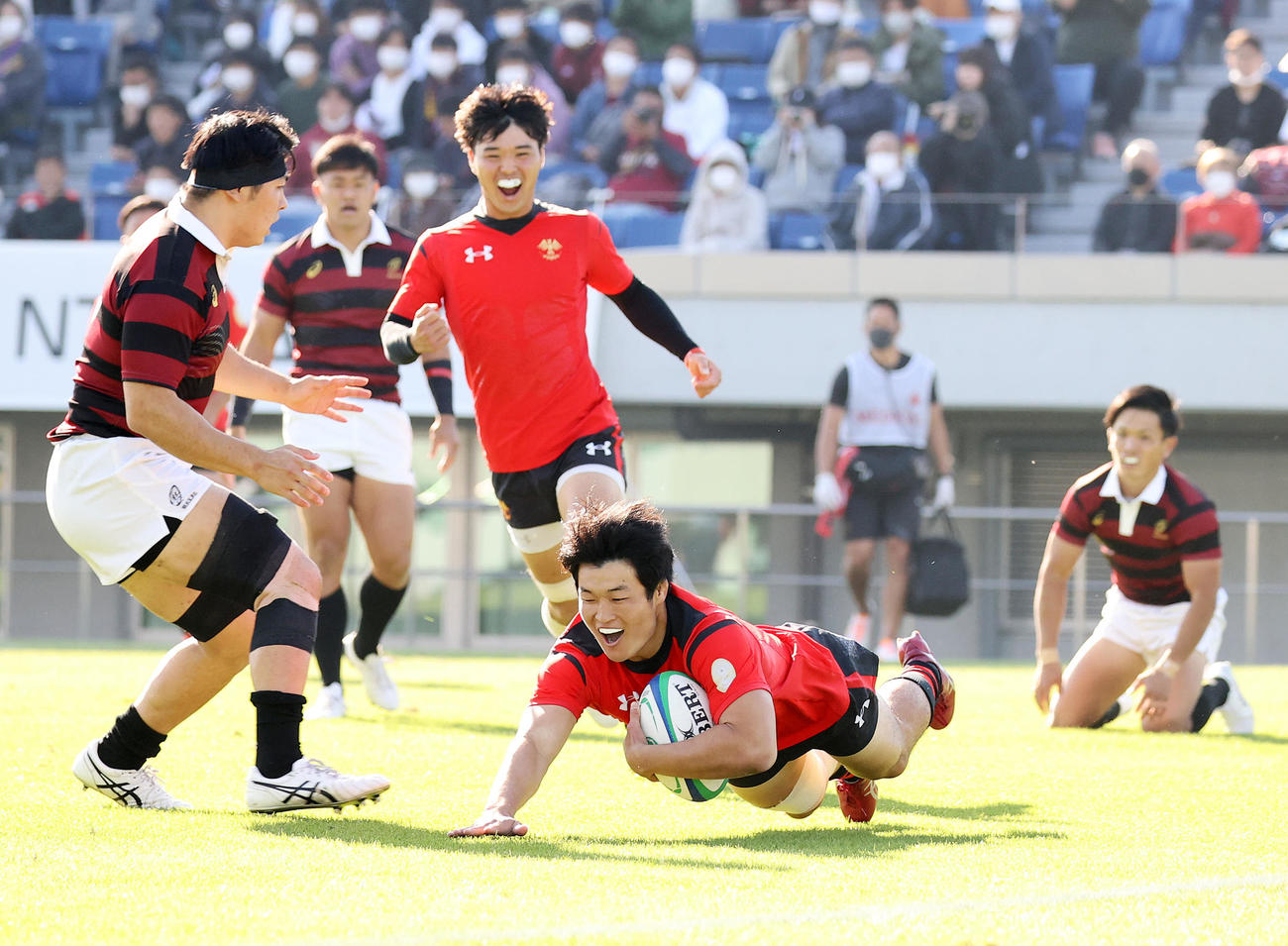 帝京大対早大　前半、トライを決める帝京大CTB二村（中央）（撮影・鈴木正人）