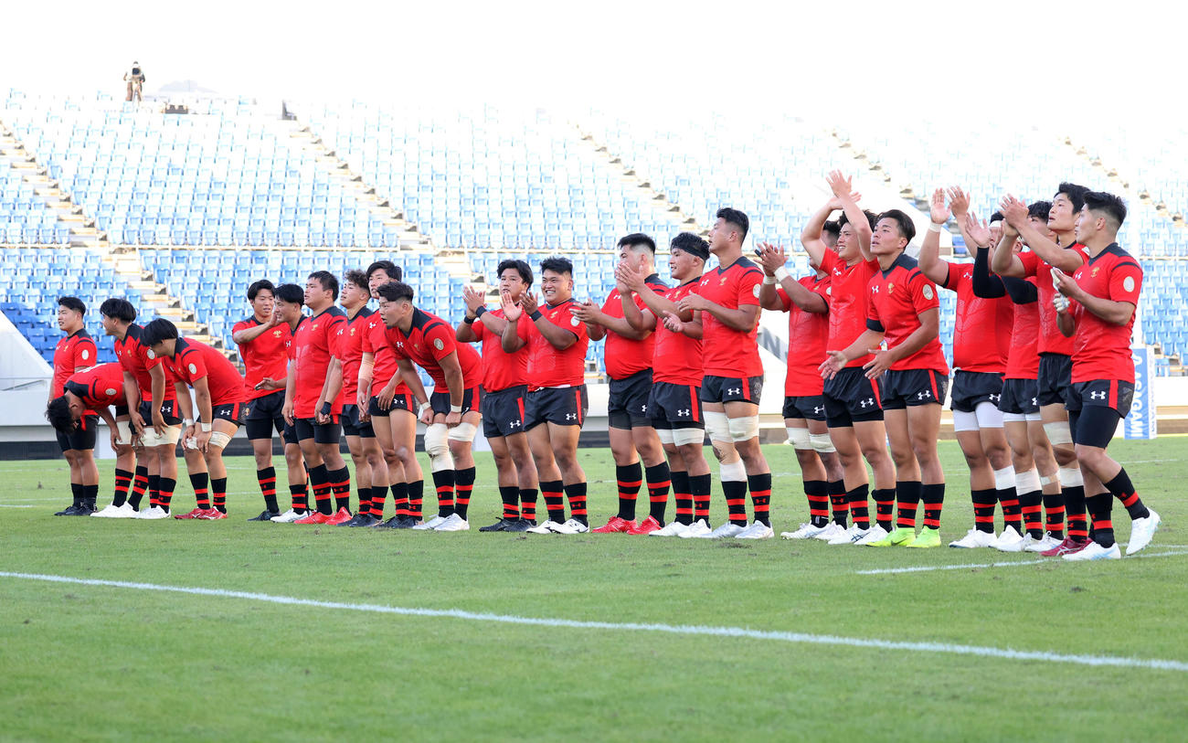 帝京大対早大　勝利し応援席にあいさつする帝京大の選手たち（撮影・鈴木正人）