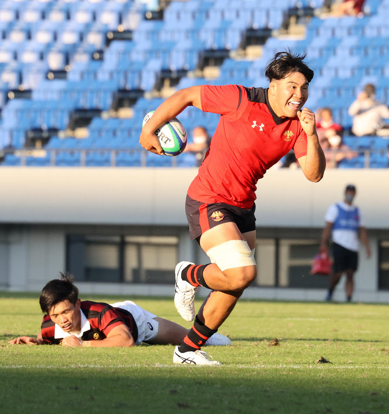 帝京大対早大　後半、攻め上がる帝京大NO8延原（撮影・鈴木正人）