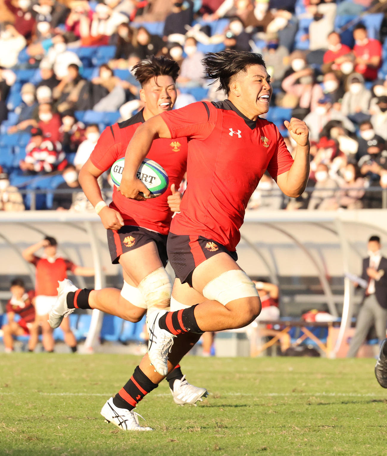 帝京大対早大　後半、攻め上がる帝京大NO8延原（右）（撮影・鈴木正人）