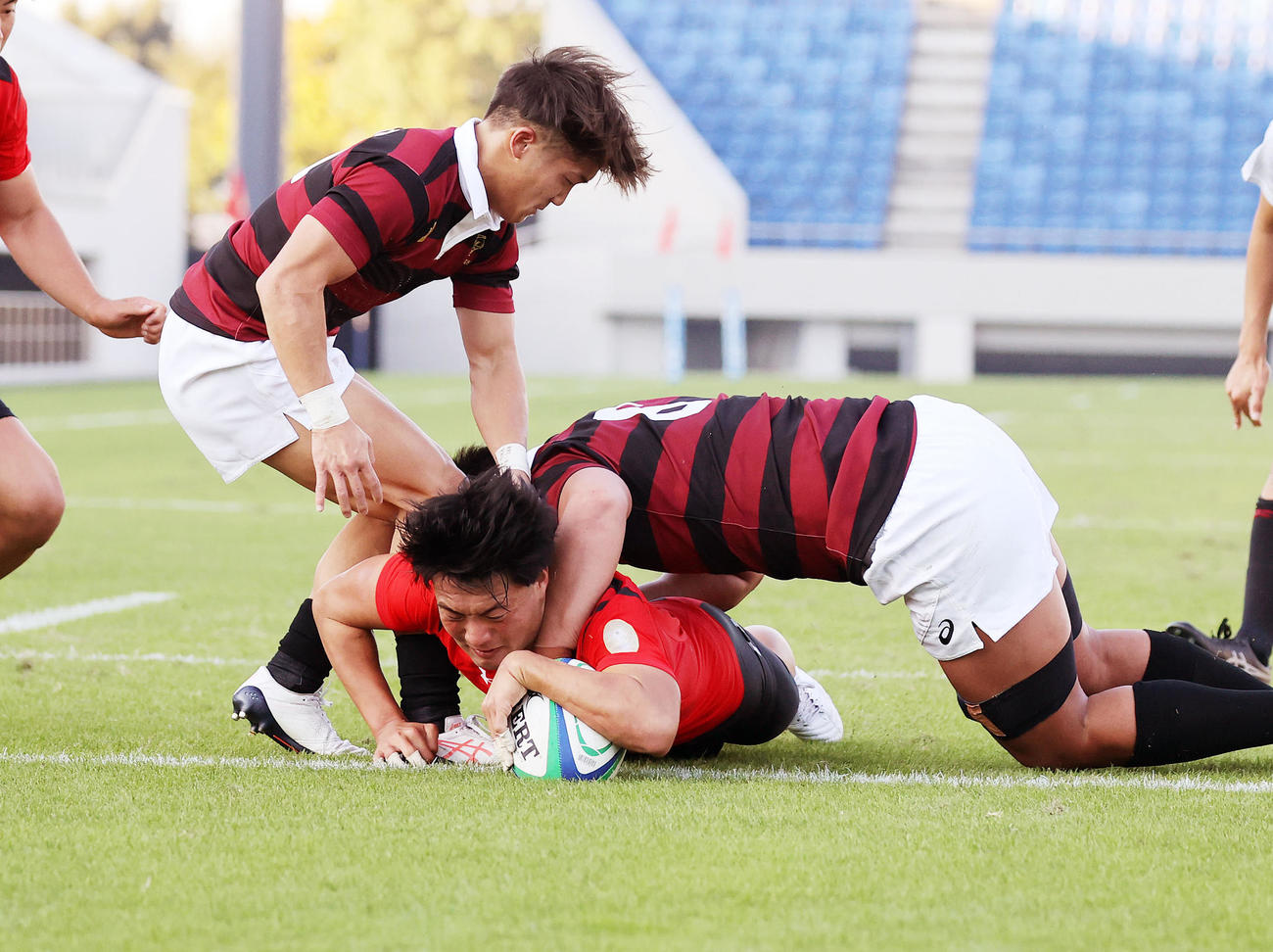帝京大対早大　後半、トライを決める帝京大SH李（中央）（撮影・鈴木正人）