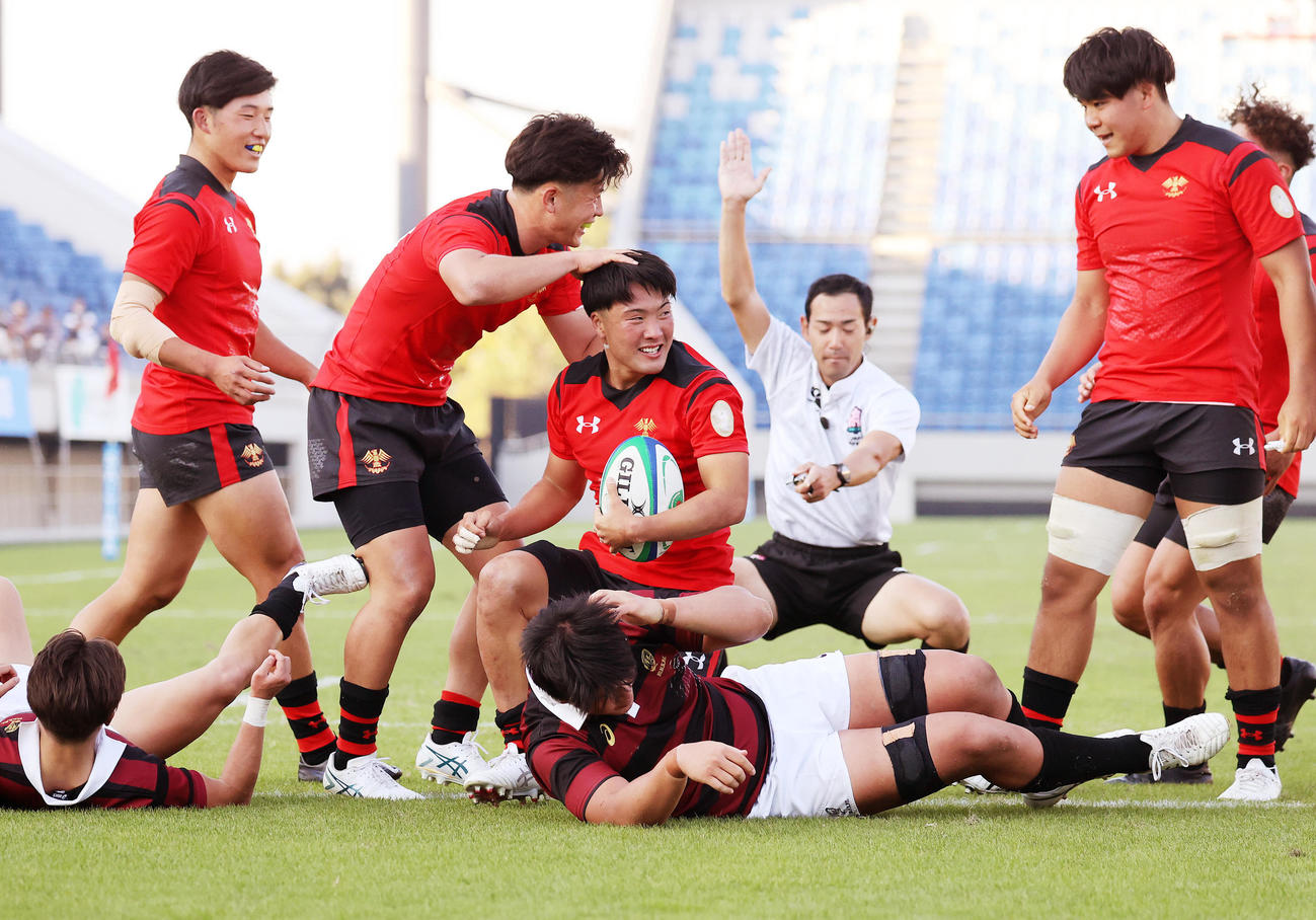 帝京大対早大　後半、トライを決め笑顔を見せる帝京大SH李（中央）（撮影・鈴木正人）