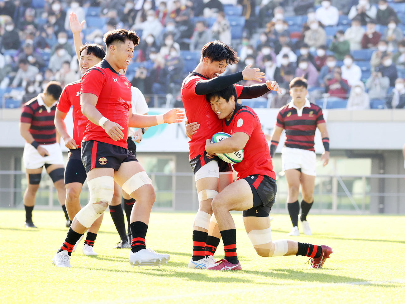 前半、トライを決め喜ぶ帝京大CTB二村（右）（撮影・鈴木正人）