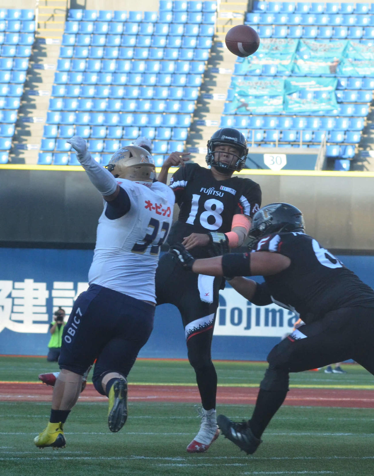 第3Q、TD後に2点コンバージョンのパスを決める富士通QB高木翼（中央）（撮影・吉池彰）