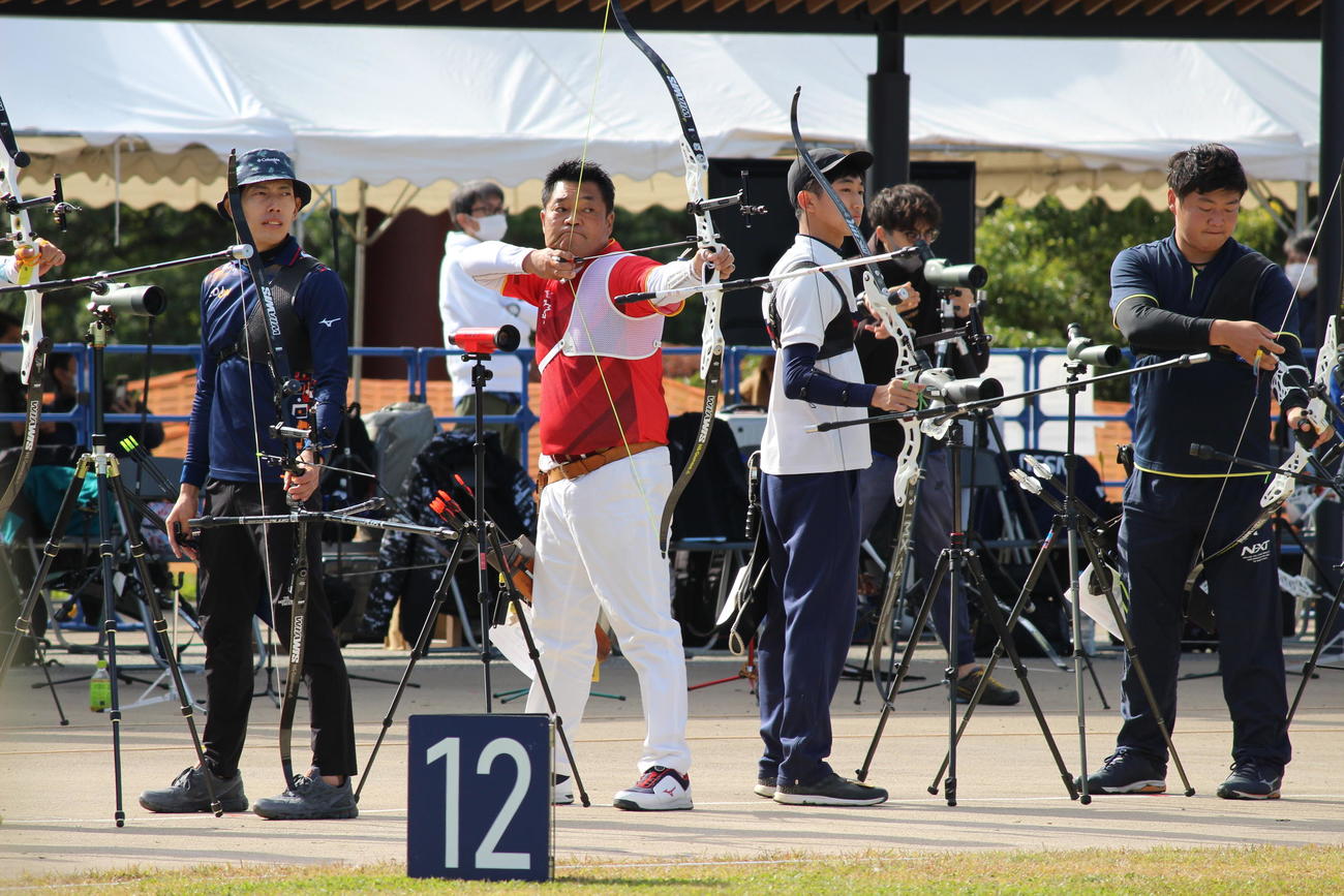 アーチェリーの2023年ナショナルチーム選考会の最終ラウンドで的を狙う山本博（左から2人目）（撮影・首藤正徳）
