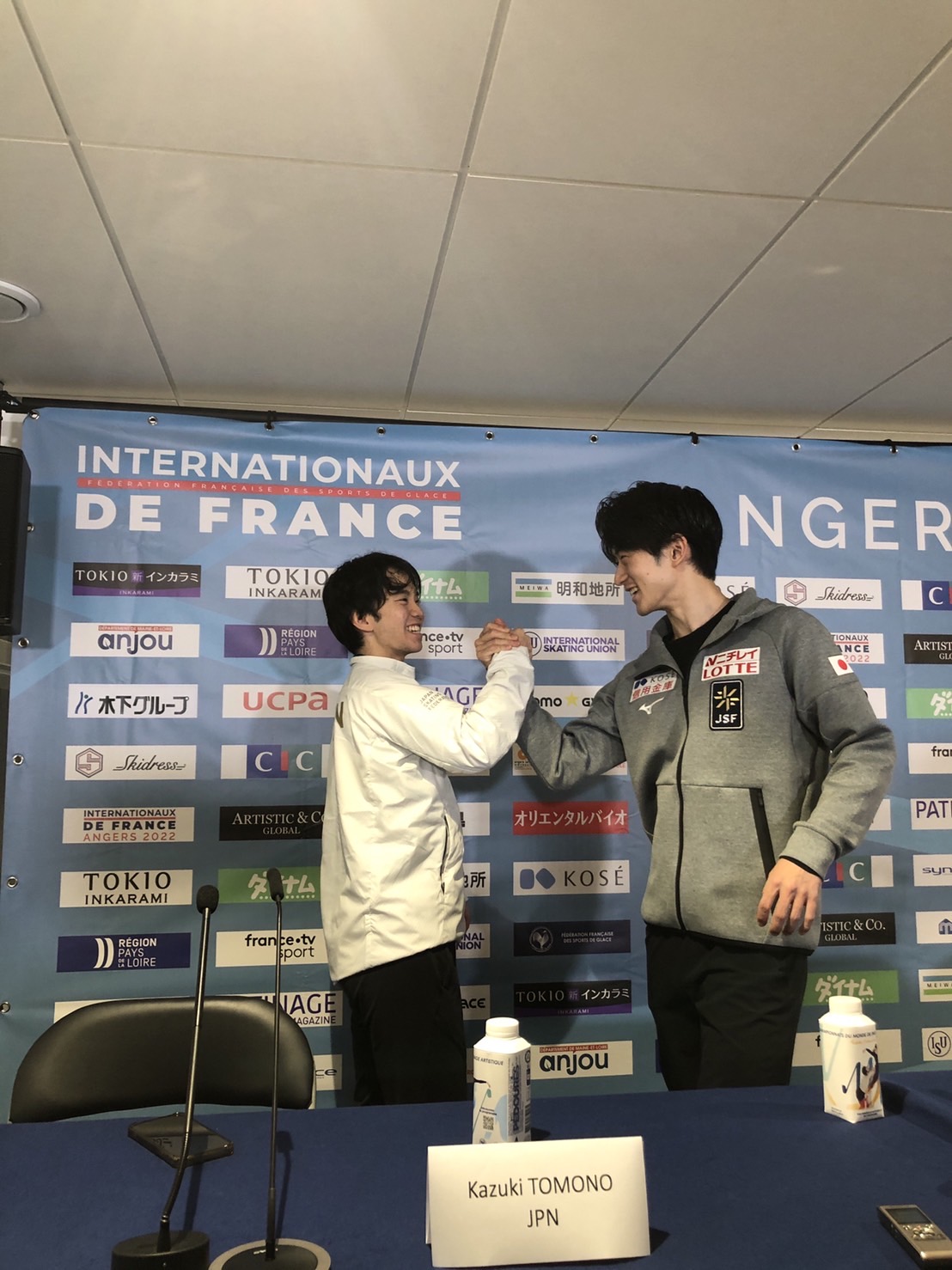 GP第3戦フランス杯男子SPを終えて会見場で手を握る山本（右）と友野
