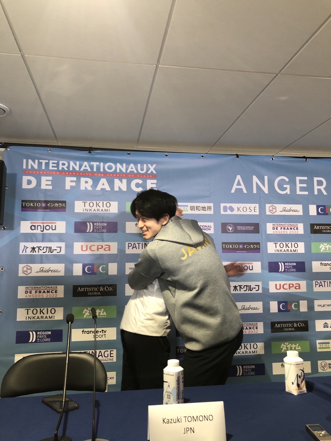 GP第3戦フランス杯男子SPを終えて会見場で抱き合う山本（右）と友野