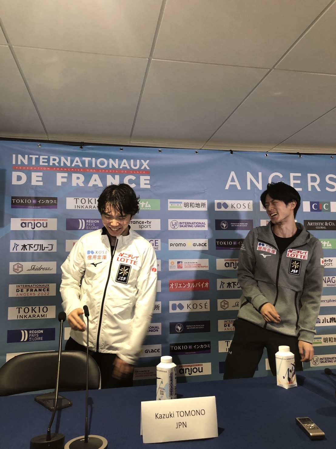 GP第3戦フランス杯男子SPを終えて会見場で笑顔を見せる山本（右）と友野