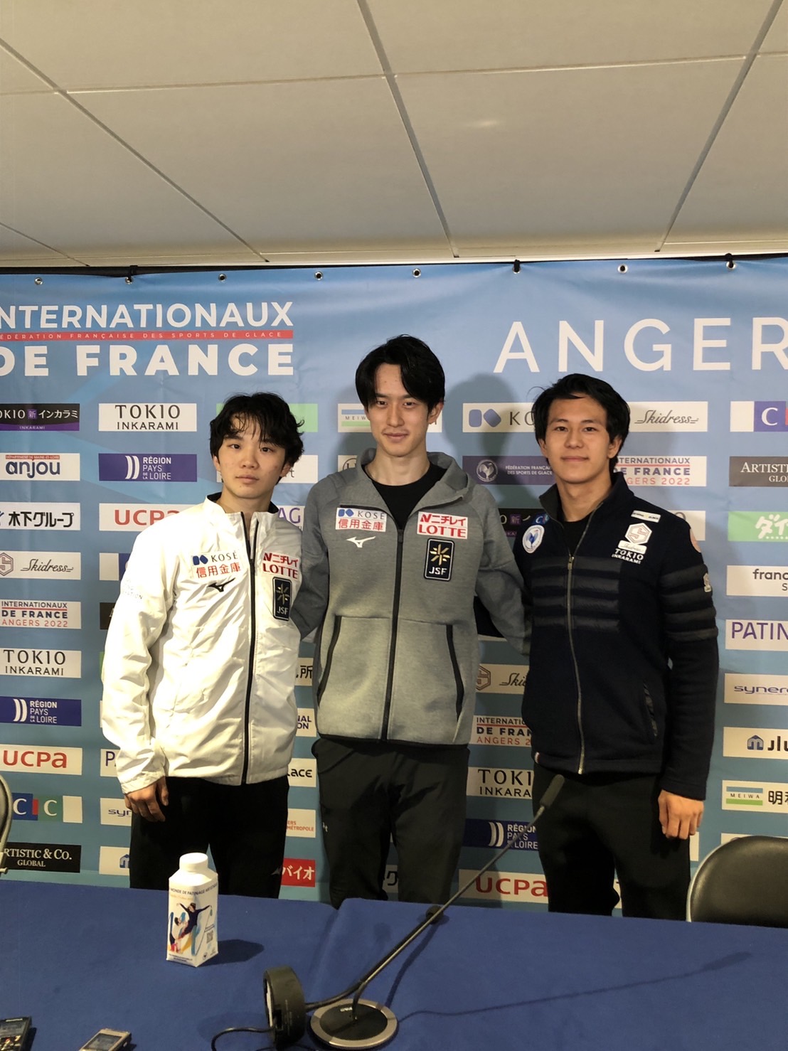 GP第3戦フランス杯男子SPを終えて会見場で写真に納まる首位の山本（中央）、2位の友野（左）、3位のシャオイムファ
