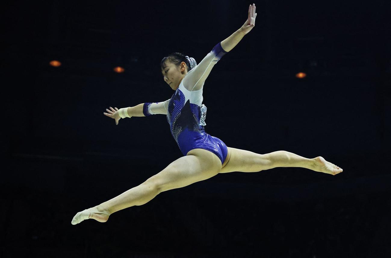 女子平均台決勝で演技する宮田笙子（ロイター）