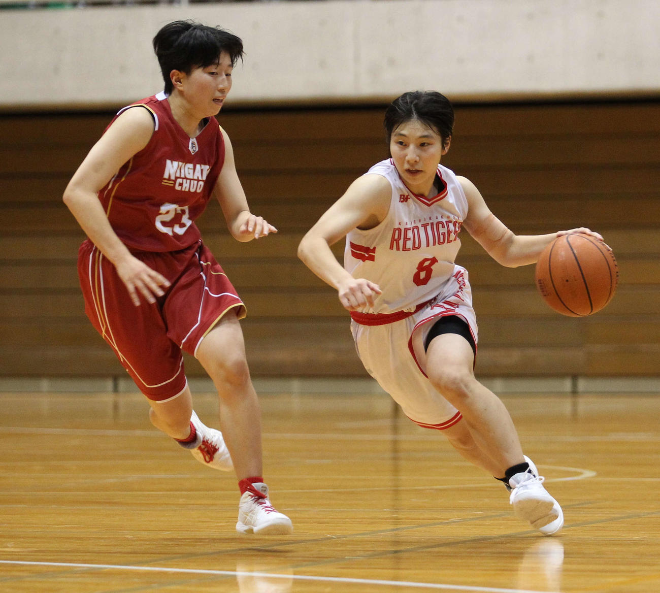 ドリブルで切り込む開志国際・曽根