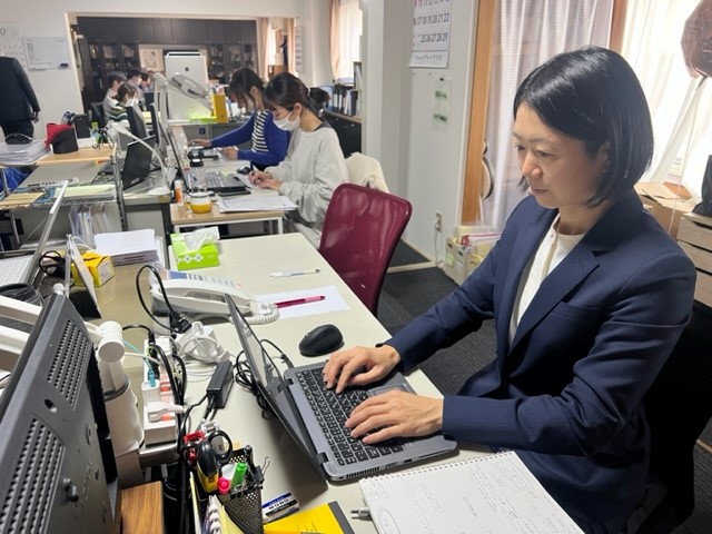 田中は、社内でホームページ作成に取り組む(提供・アスクゲート)