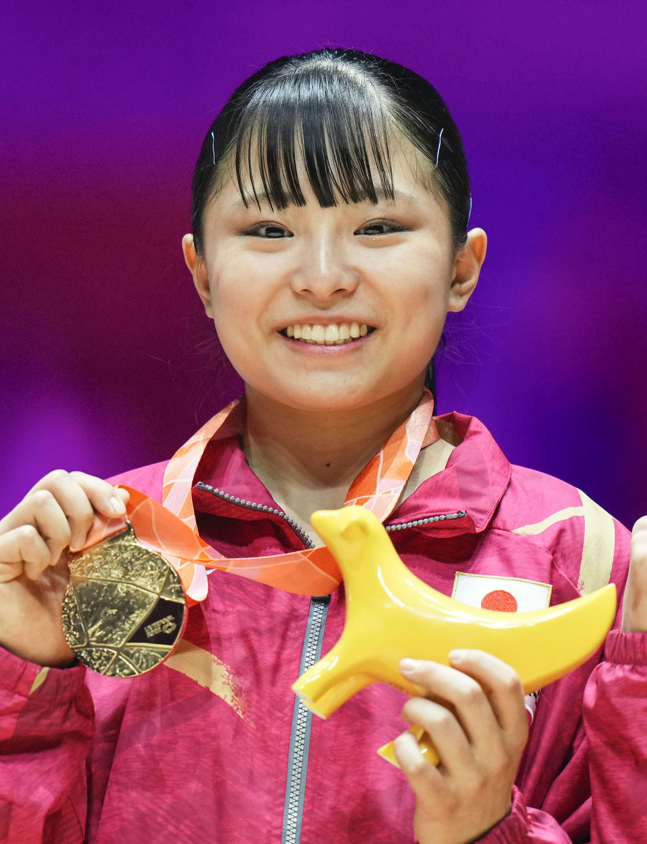 体操の世界選手権の女子平均台で獲得した金メダルを手にする渡部葉月（共同）