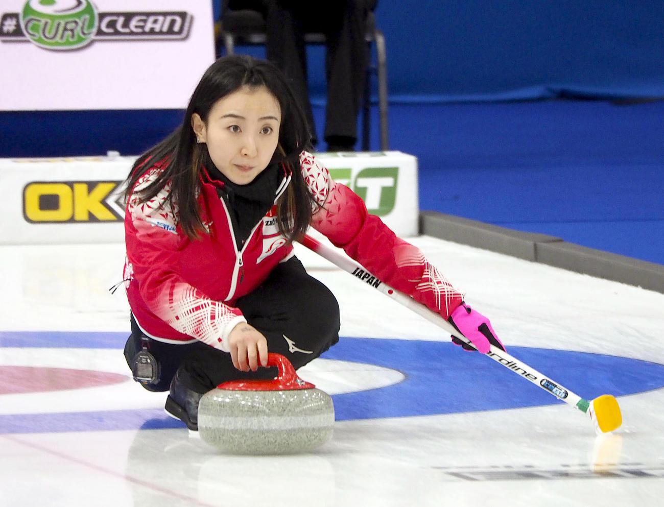 カナダとの準決勝でプレーする藤沢五月（共同）