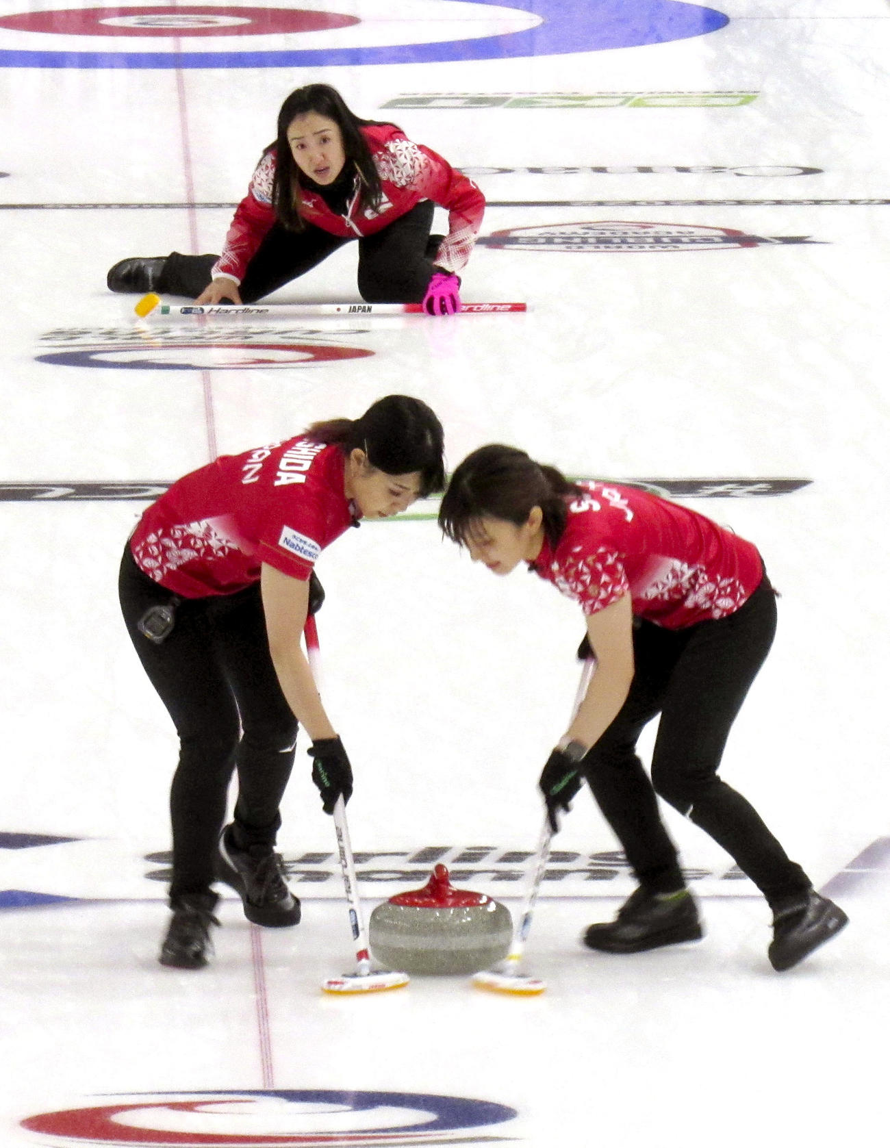 カナダとの準決勝でプレーする藤沢五月（上）ら（共同）