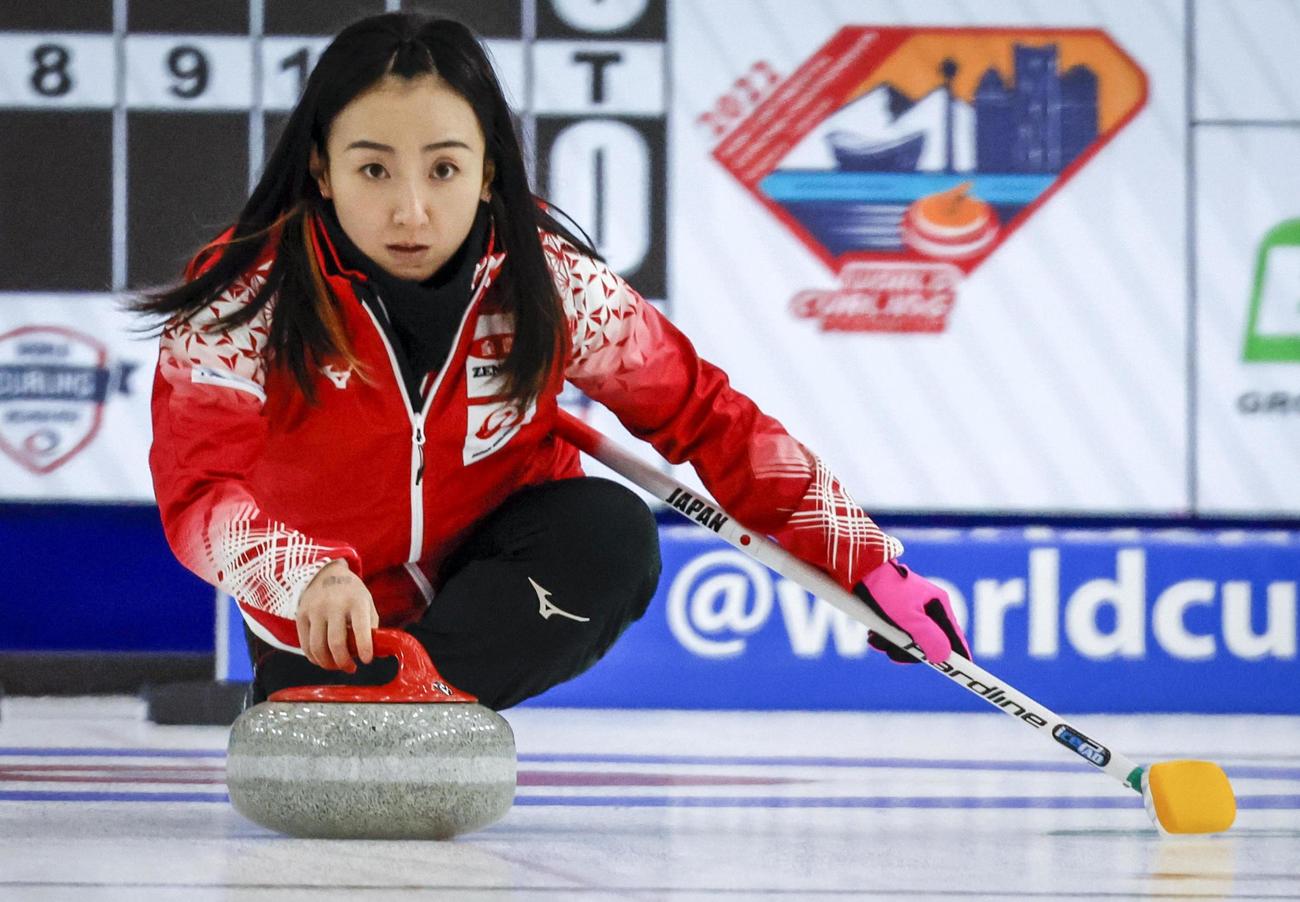 韓国との決勝でプレーする女子日本代表ロコ・ソラーレの藤沢五月＝カルガリー（カナディアンプレス提供・AP＝共同）