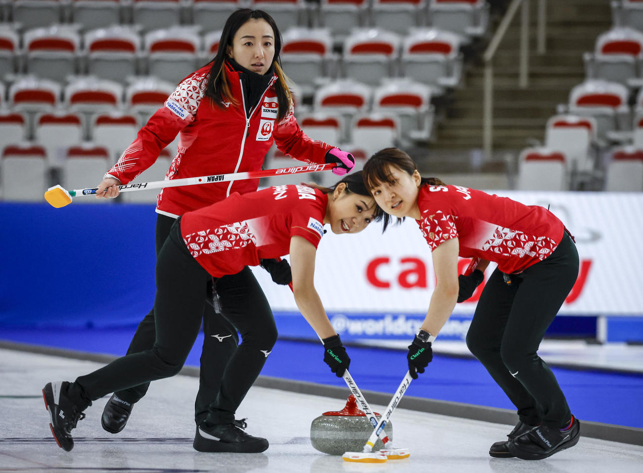 決勝で韓国と対戦するロコ・ソラーレ。左はスキップの藤沢五月（AP）
