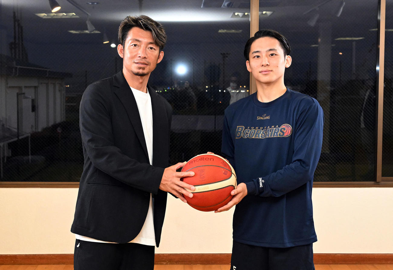 対談した鳥谷氏（左）と横浜BC河村（撮影・滝沢徹郎）