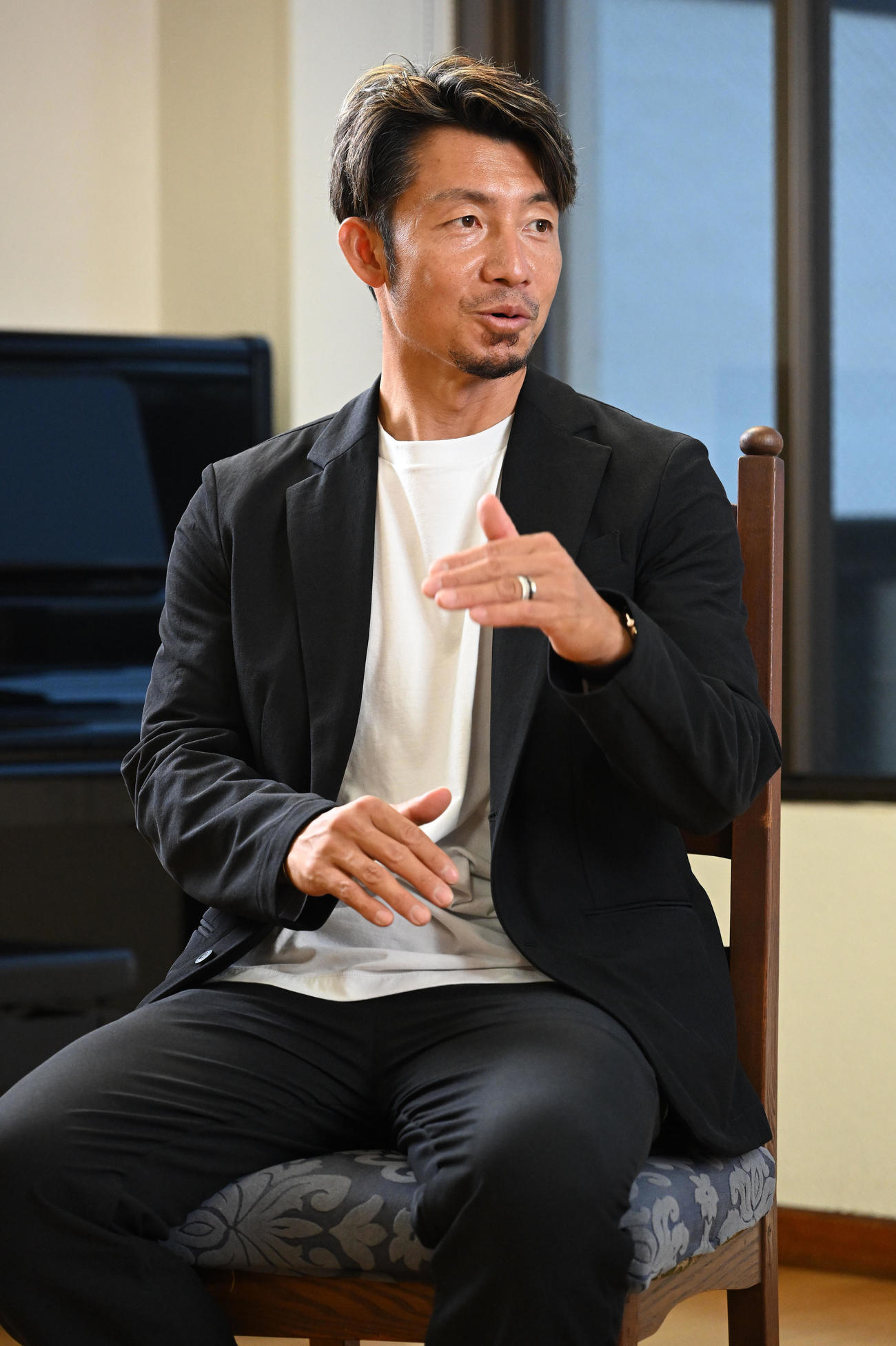 横浜BC河村と対談する鳥谷氏（撮影・滝沢徹郎）
