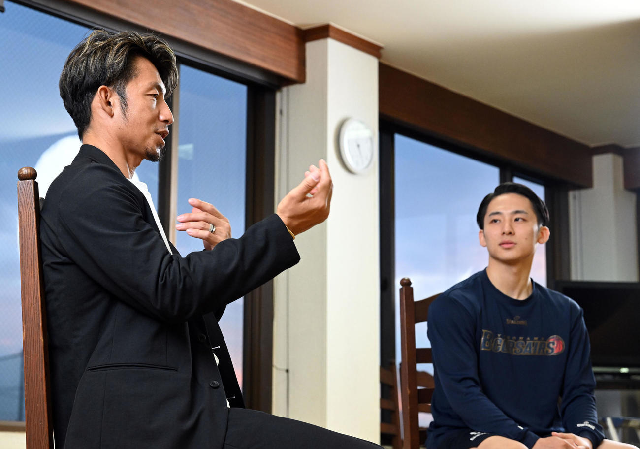 横浜BC河村（奥）に話す鳥谷氏（撮影・滝沢徹郎）