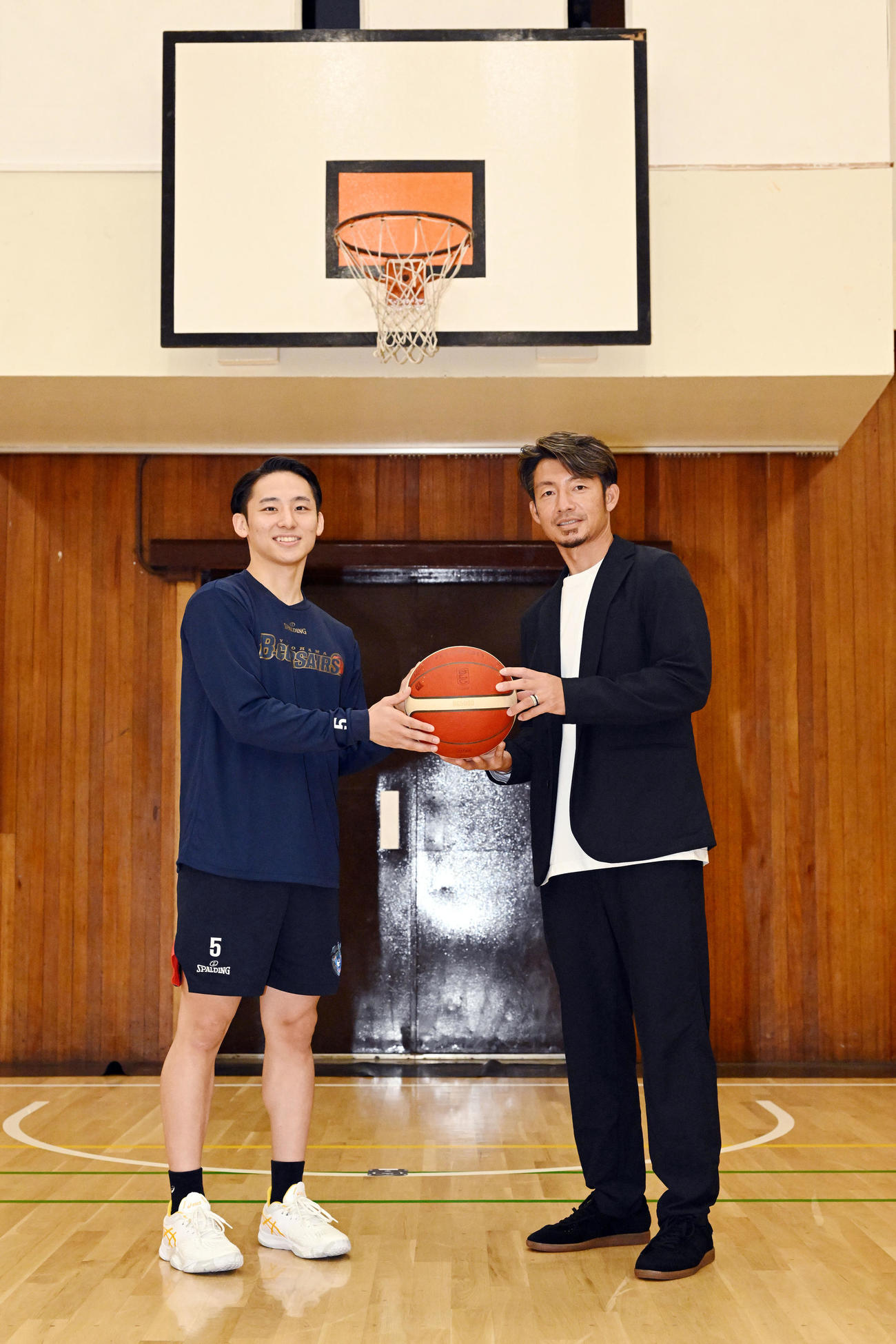 バスケットボールで対戦し記念撮影する横浜BC河村（左）と鳥谷氏（撮影・滝沢徹郎）