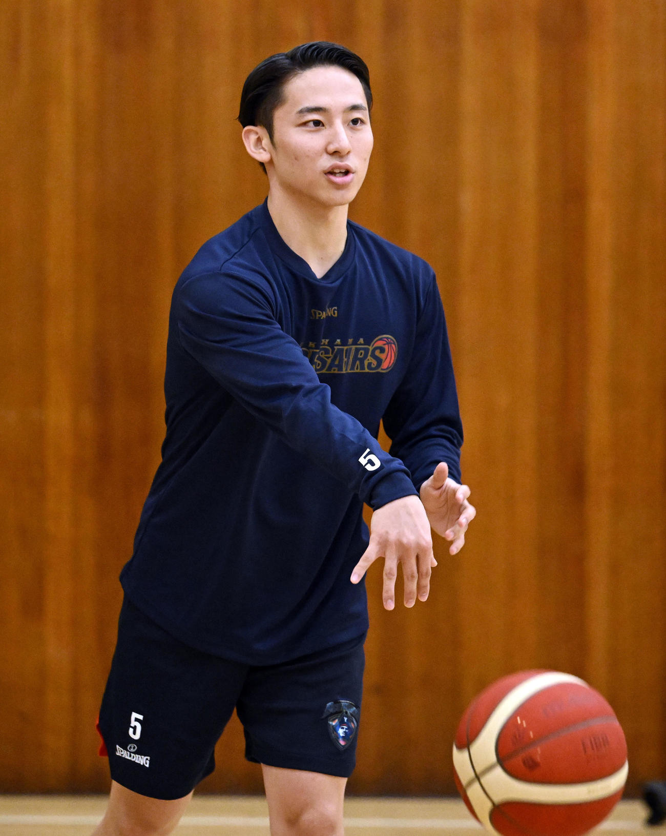 パスを出す横浜BC河村（撮影・滝沢徹郎）