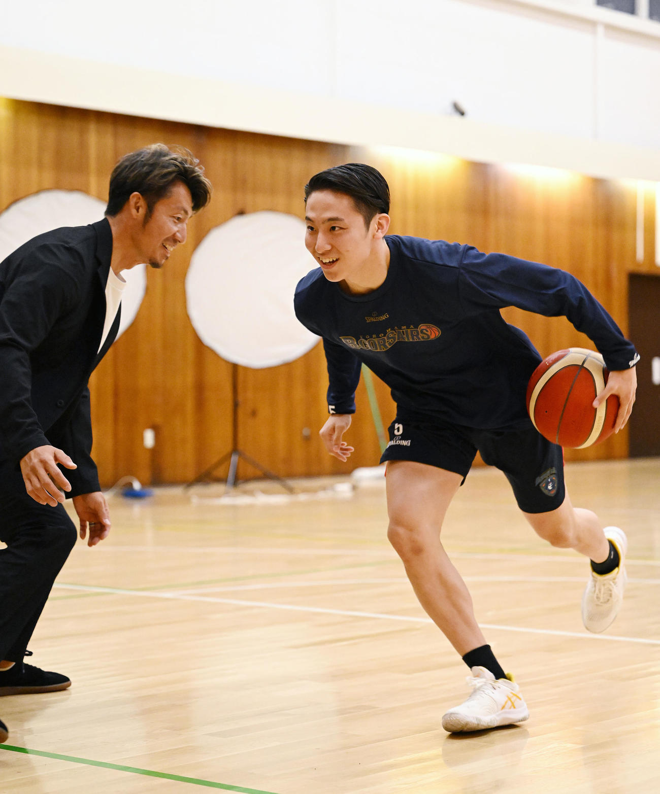 バスケットボールで対戦した横浜BC河村（右）と鳥谷氏（撮影・滝沢徹郎）