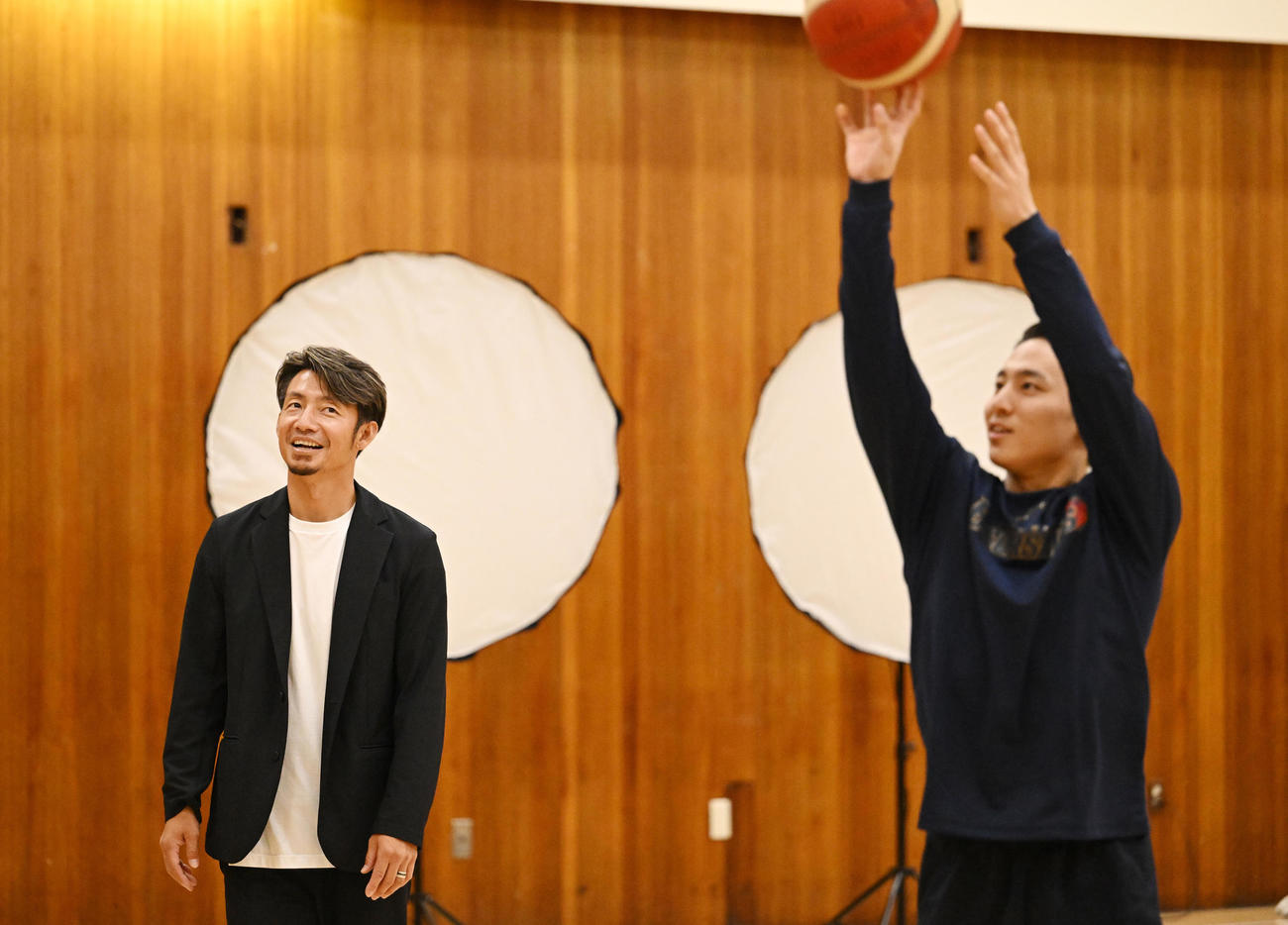 フリースローを放つ横浜BC河村（右）を見つめる鳥谷氏（撮影・滝沢徹郎）