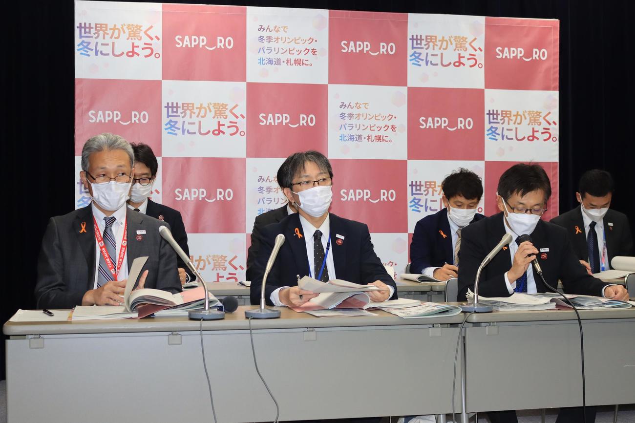 札幌市が招致を目指す30年冬季五輪・パラリンピック大会概要についての説明会に出席する同市関係者（撮影・保坂果那）