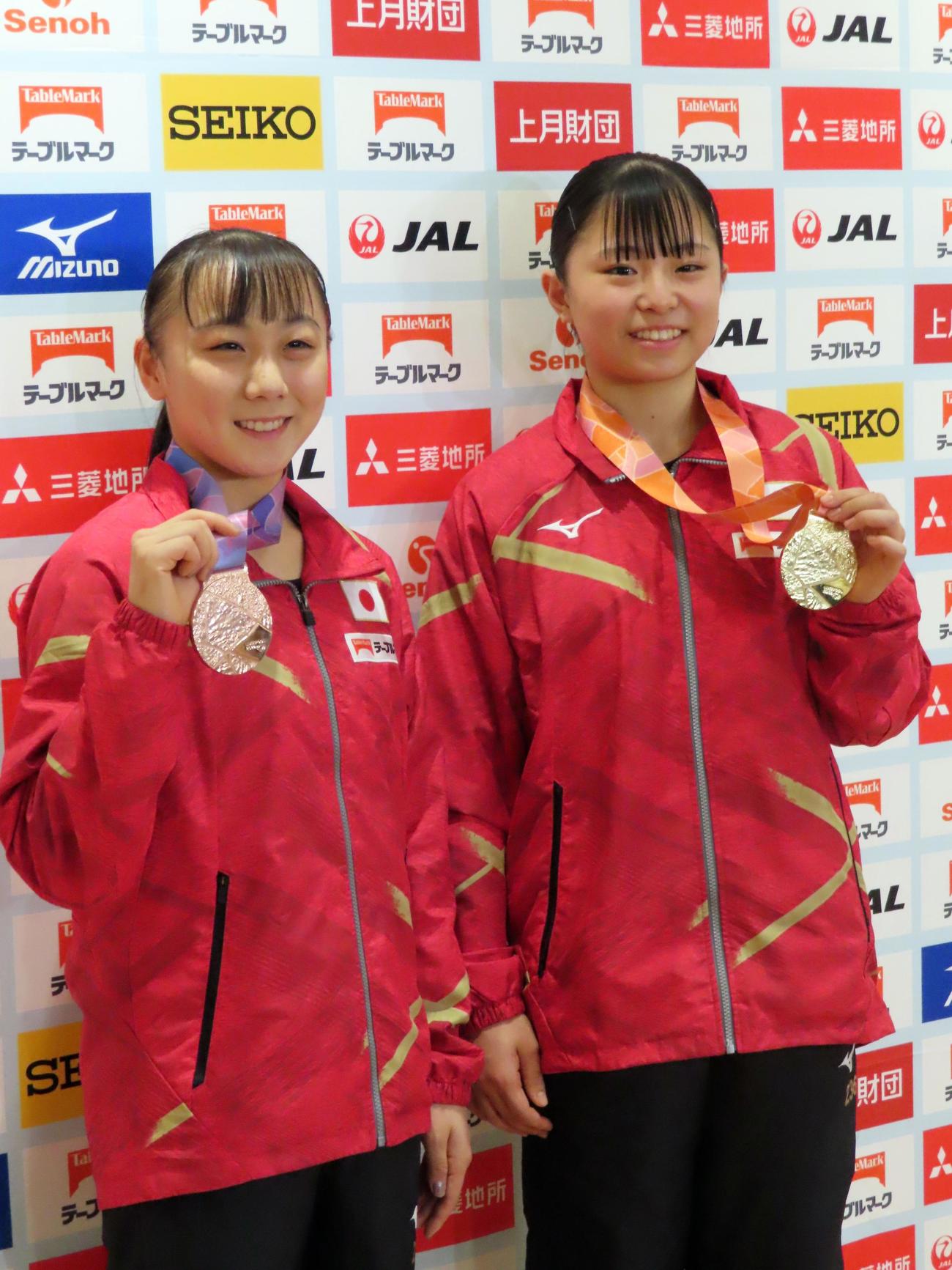 帰国した体操女子代表のメダリスト、左から宮田、渡部