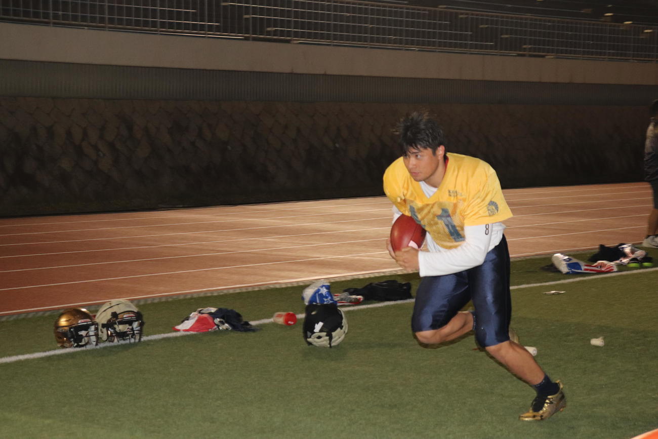 公開練習でボールを持って走る関大QB須田啓太（撮影・竹本穂乃加）