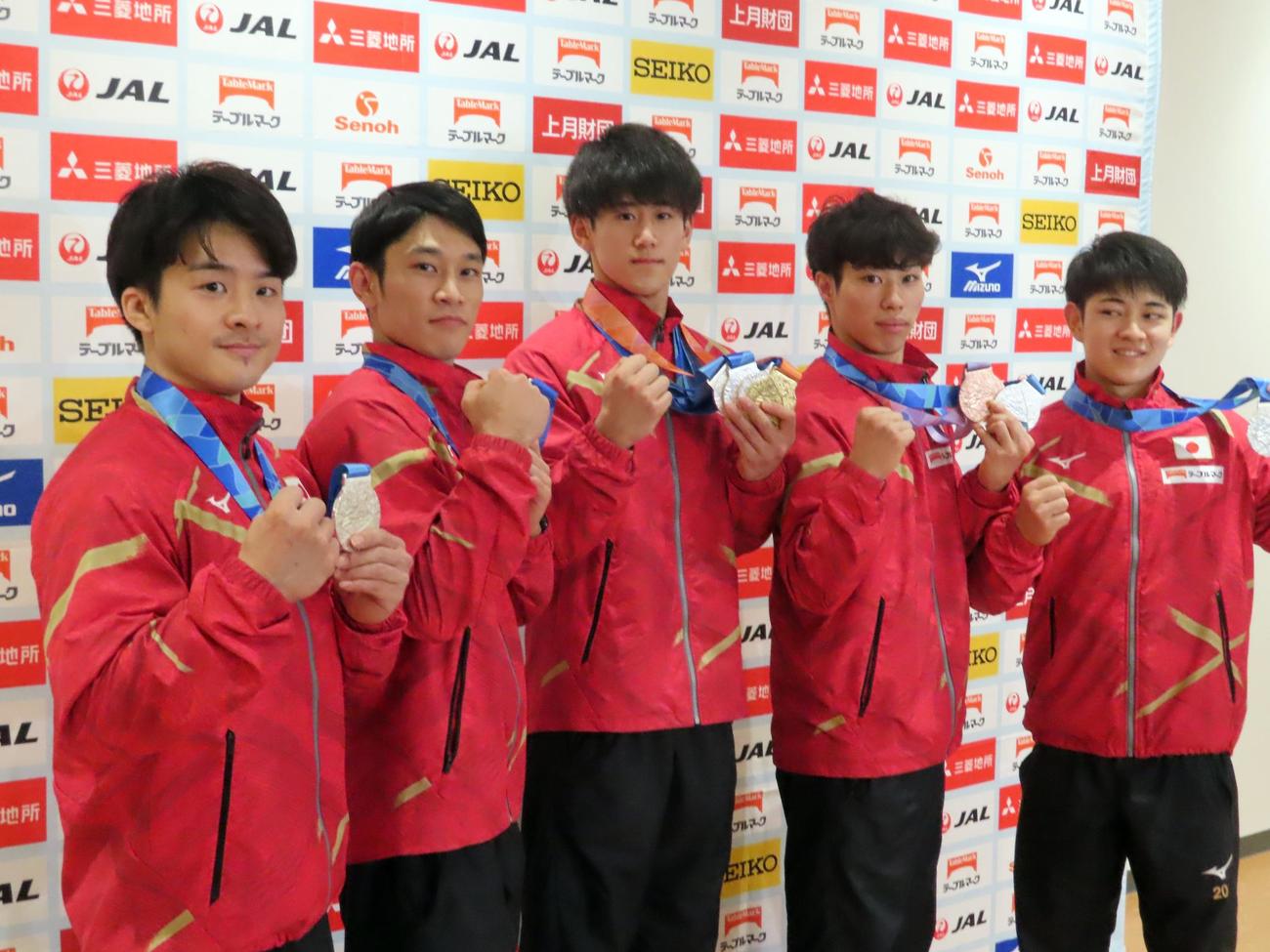 帰国した体操男子代表のメダリスト5人。左から神本、谷川航、橋本、土井、谷川翔