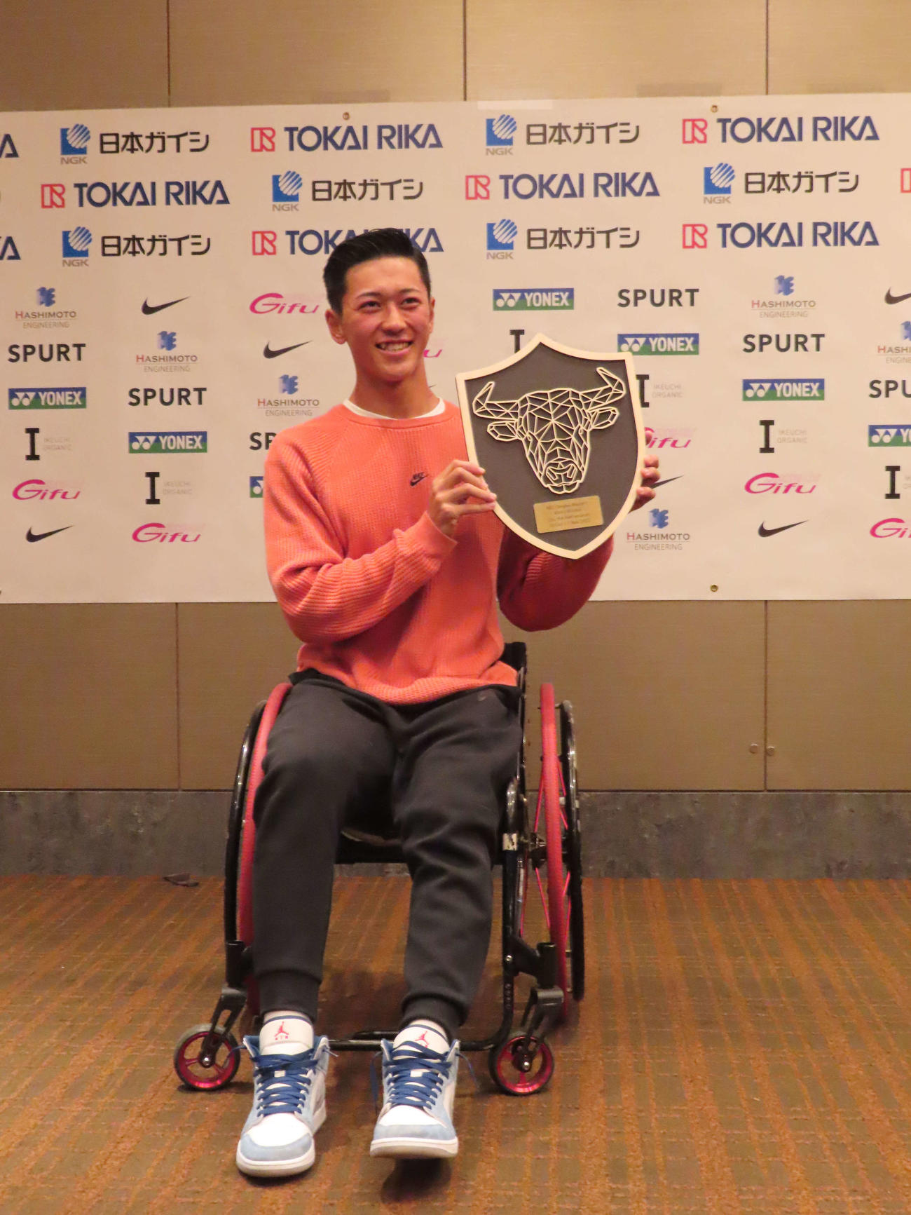 マスターズの優勝プレートを掲げる小田