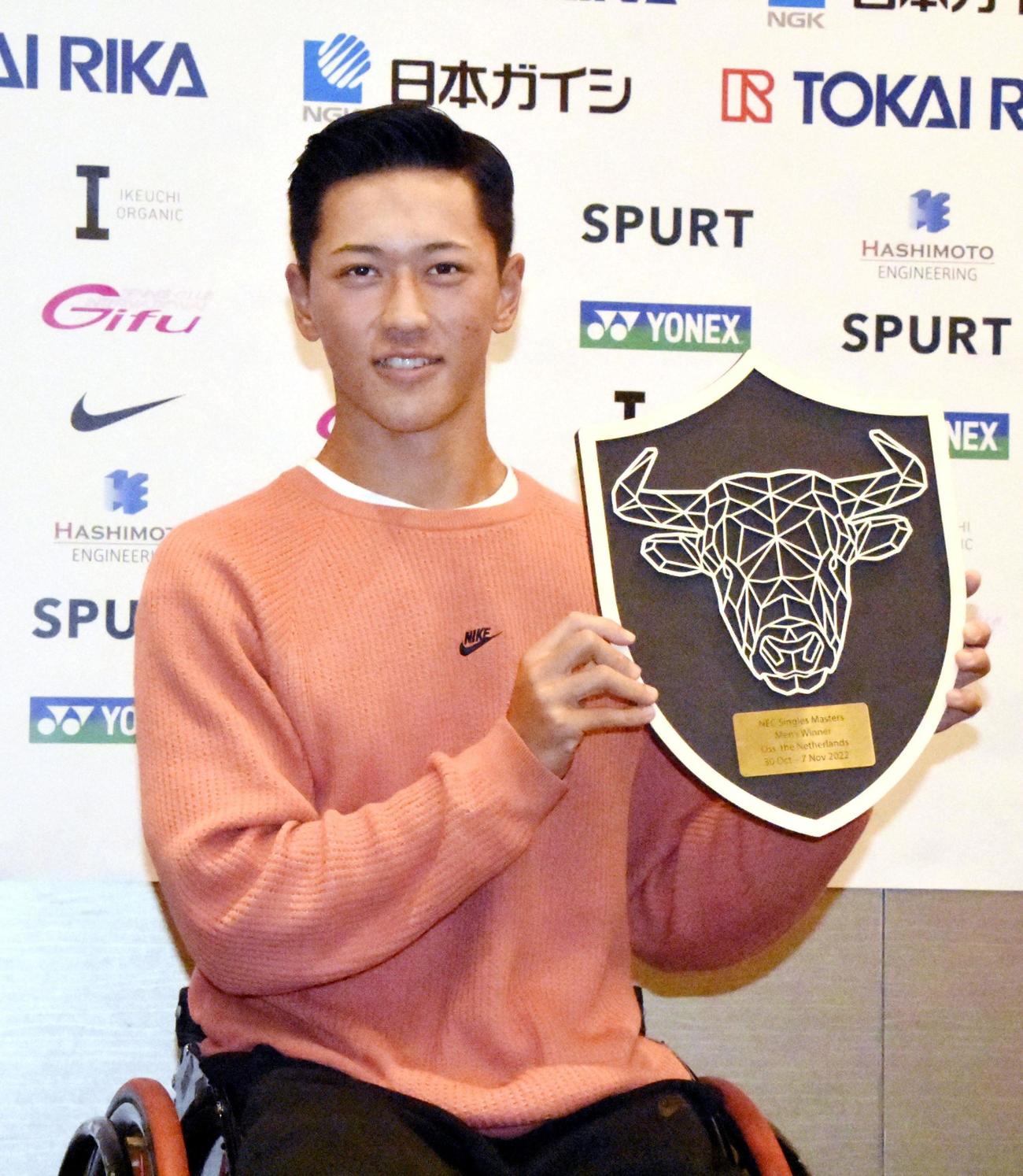 帰国し、写真撮影に応じる小田凱人（共同）