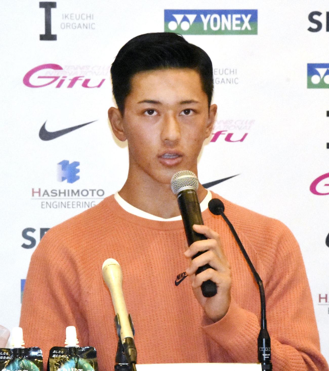 帰国し記者会見する小田凱人（共同）