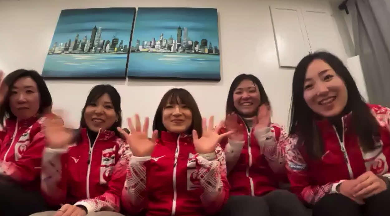 オンライン取材会で、画面越しに笑顔で手を振る日本女子代表ロコ・ソラーレの選手たち