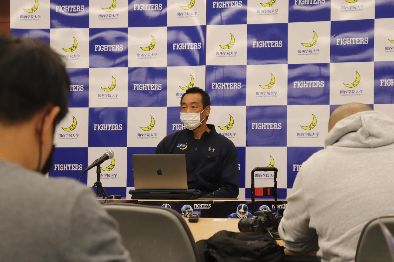 記者会見する関学大の大村和輝監督