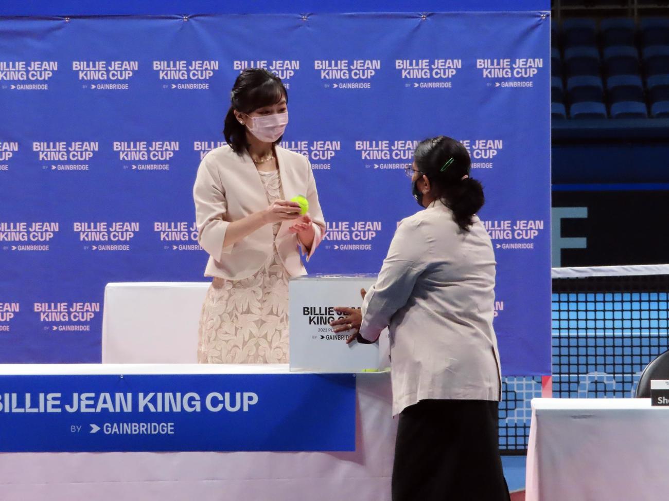 女子テニス国別対抗戦ビリー・ジーン・キング杯の抽選式で、抽選したボールを渡す佳子さま