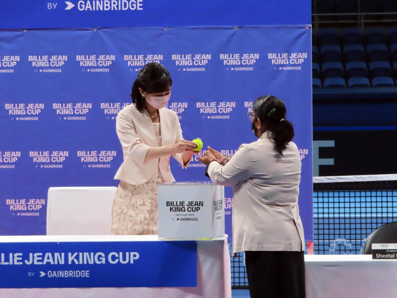 女子テニス国別対抗戦ビリー・ジーン・キング杯の抽選式で、選手名が入ったボールを引く佳子さま