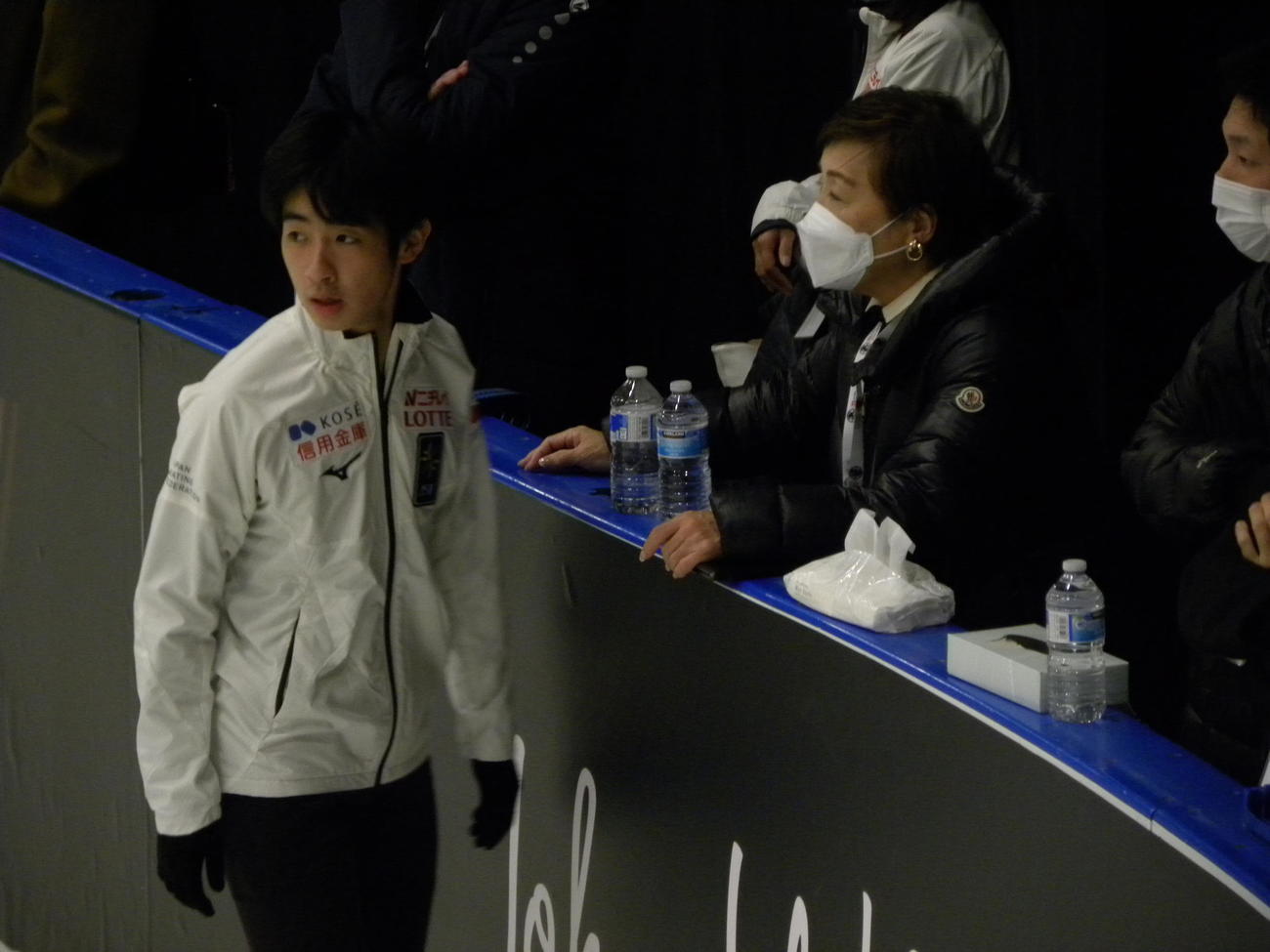 公式練習で壷井達也（左）は中野園子コーチと会話する（撮影・松本航）