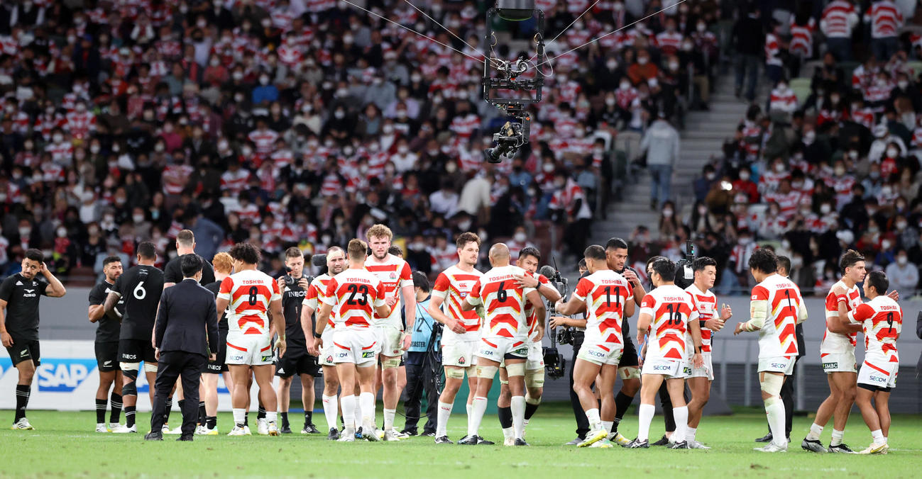 日本対ニュージーランド　試合後、ニュージーランドに惜敗し、健闘をたたえ合う日本代表の選手たち（撮影・狩俣裕三）