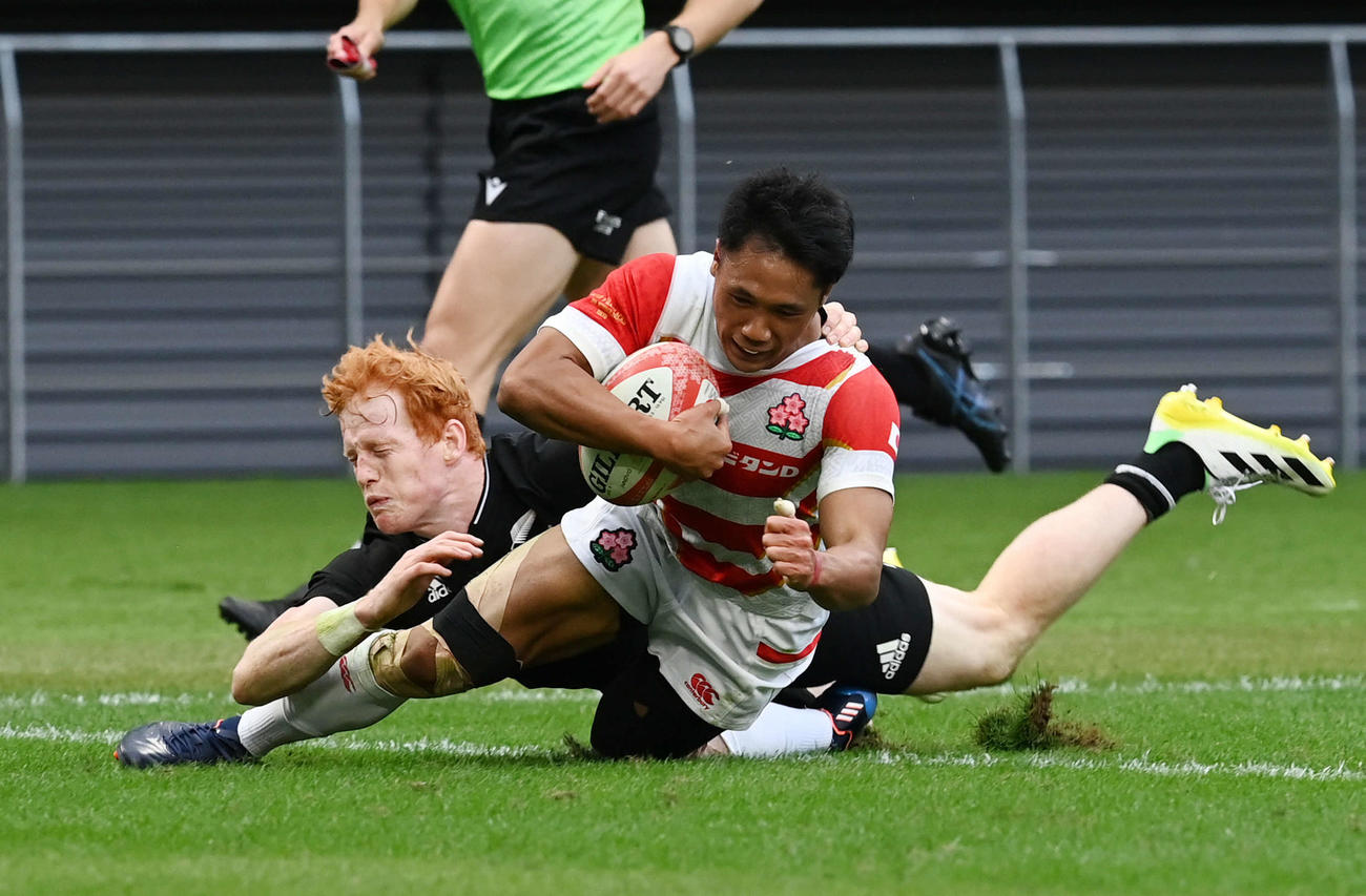 ニュージーランド戦で相手のタックルを振り切ってトライを決めるSO山沢拓也