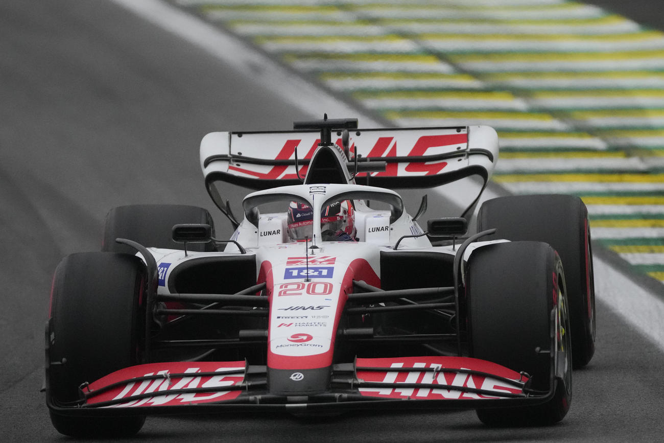 F1第21戦サンパウロGP　予選を走るハースのケビン・マグヌッセン（AP）