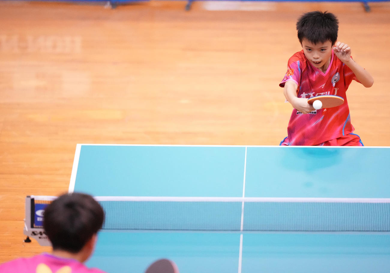 男子シングルス1回戦の第3セット、打ち返す大野。手前は張本智（撮影・鈴木みどり）
