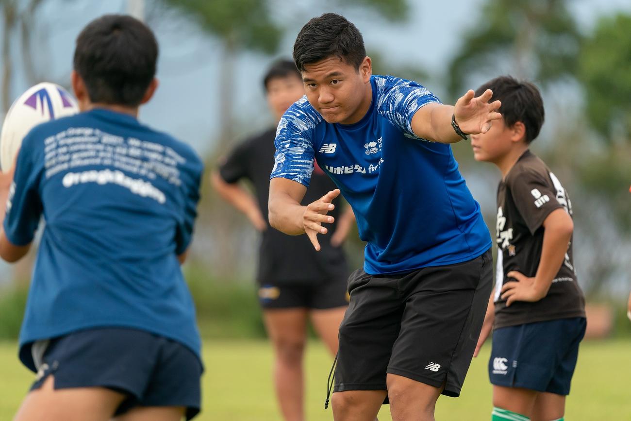 「岸岡智樹のラグビー教室」で子どもへパスする岸岡（中央）（C）福田大地