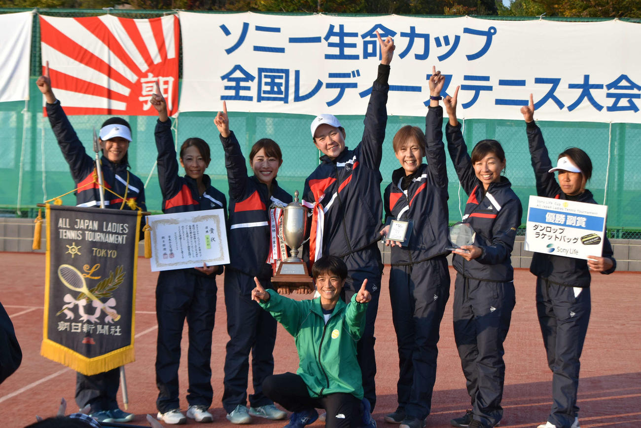 2年ぶり13度目の優勝に笑顔を見せる東京代表の選手たち