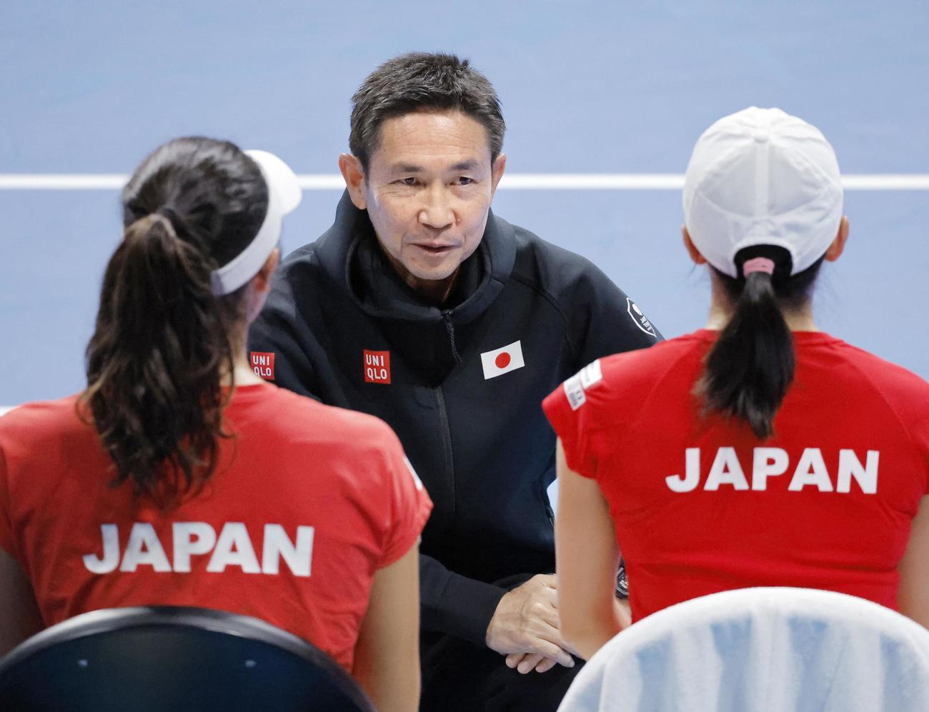 ダブルスで青山修子（手前右）、柴原瑛菜組に話をする日本・土橋登志久監督（共同）