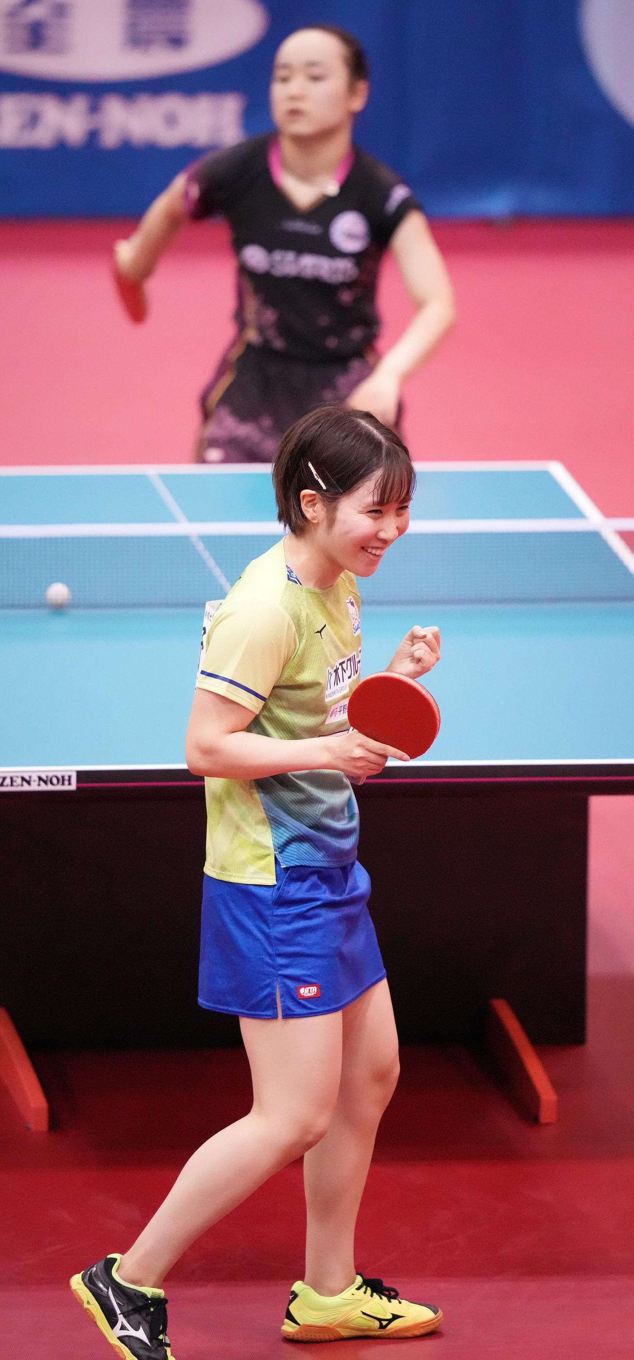 女子シングルス準々決勝で伊藤にストレート勝ちし、笑顔でガッツポーズする平野（撮影・鈴木みどり）