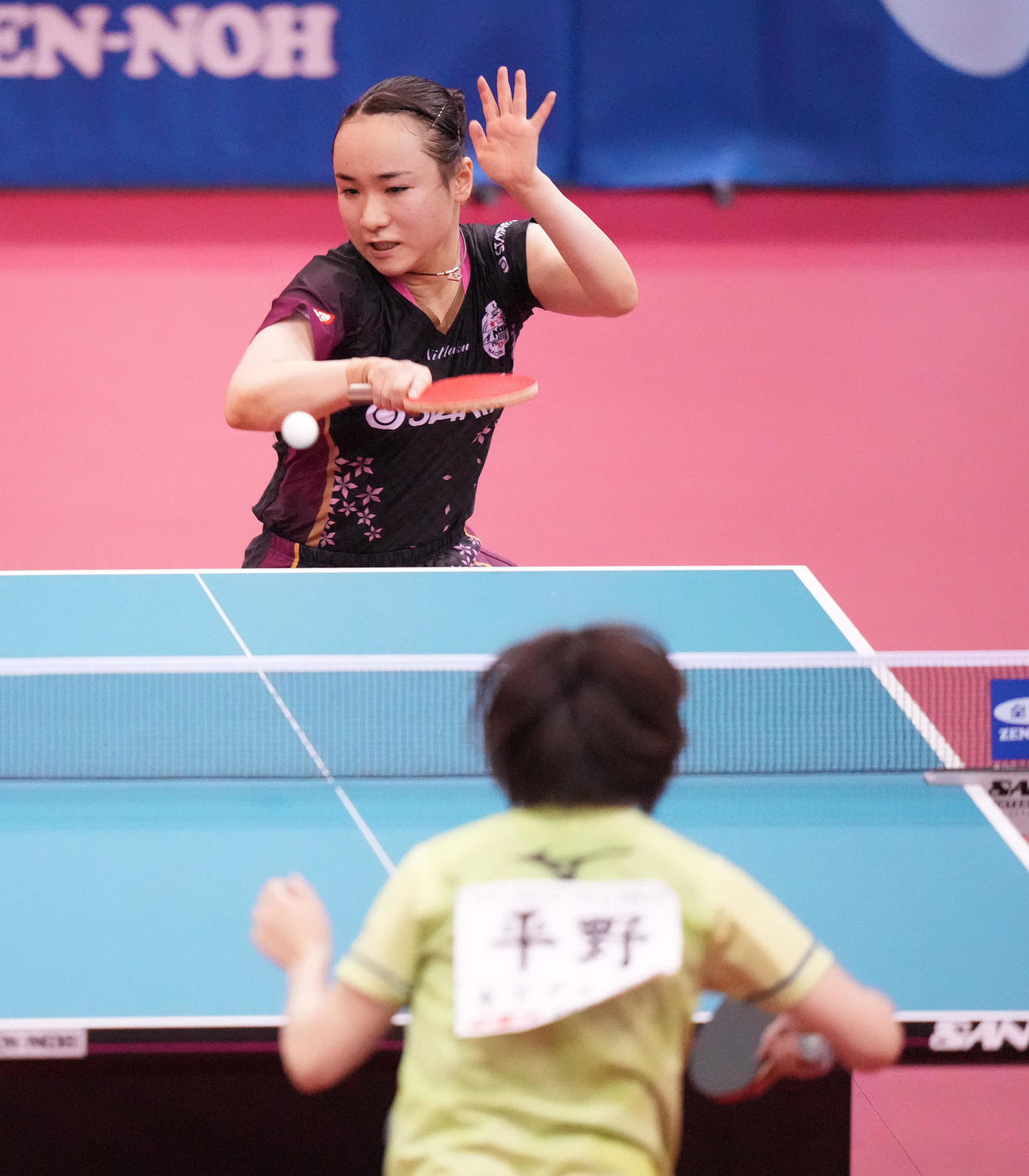 女子シングルス準々決勝の第4セット、打ち返す伊藤（撮影・鈴木みどり）