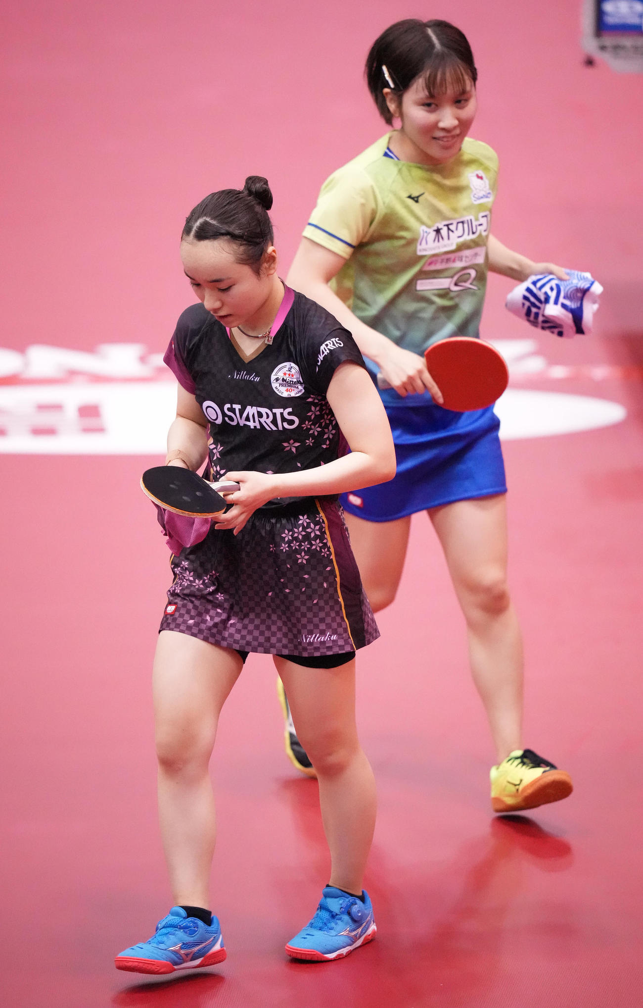 女子シングルス準々決勝で平野（右）にストレートで敗れ、うつむく伊藤（撮影・鈴木みどり）